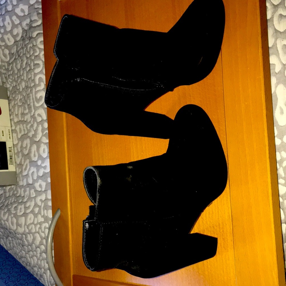 Black booties size 6. Like new.